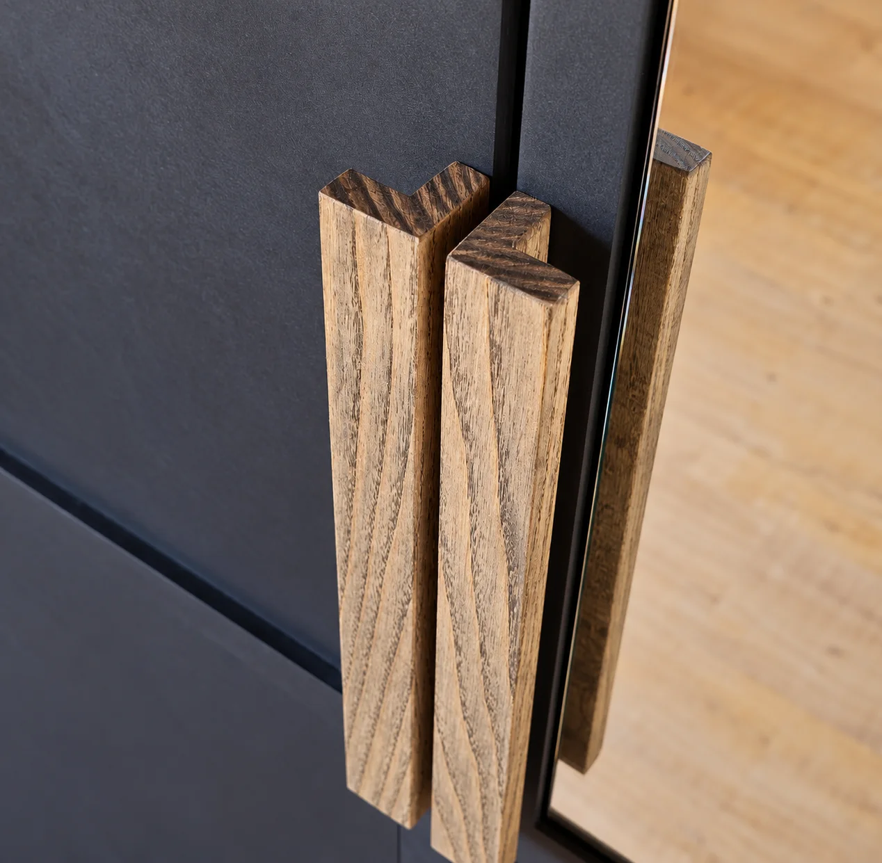 Détail des poignées en bois sculptées
