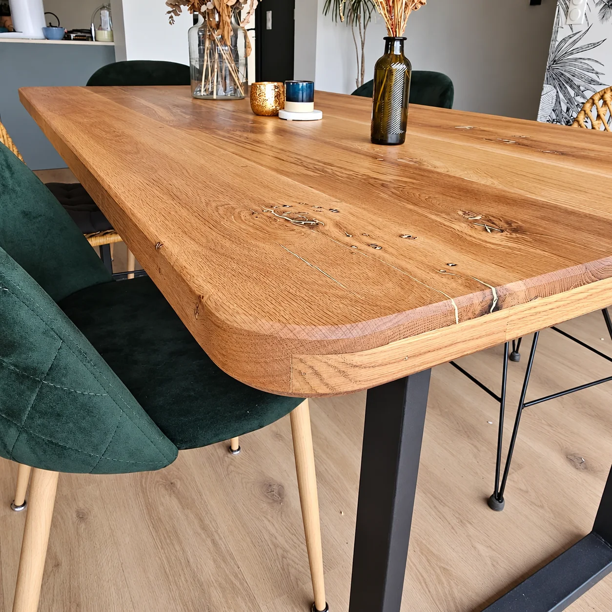 Table au plateau en bois épais et aux bords adoucis sur piétement en métal